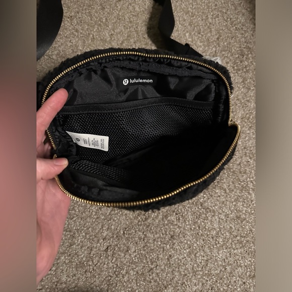 NWT Lululemon everywhere belt bag (Fleece/sherpa) - Picture 5 of 7
